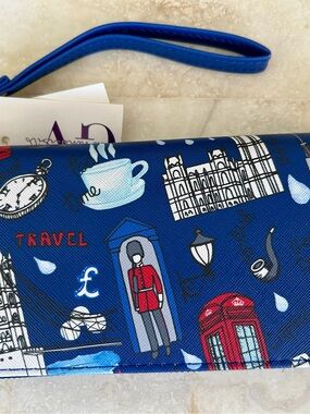 Gloria Vanderbilt NWT Blue London Themed Wristlet Wallet. 4”x8”